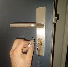 Enes teste la clé d’un barillet neuf, de nuit
