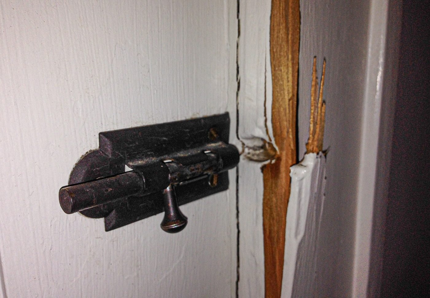 Cadre de porte en bois fendu après une effraction