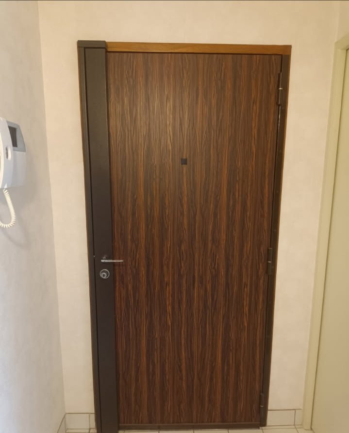 Porte d'entrée en bois d'un client d'Enes