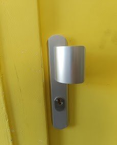 Garniture de sécurité sur une porte jaune