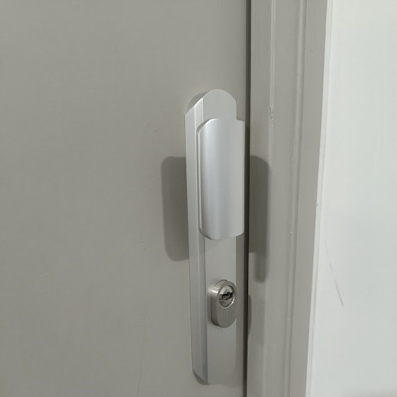 Garniture de sécurité posée sur une porte grise